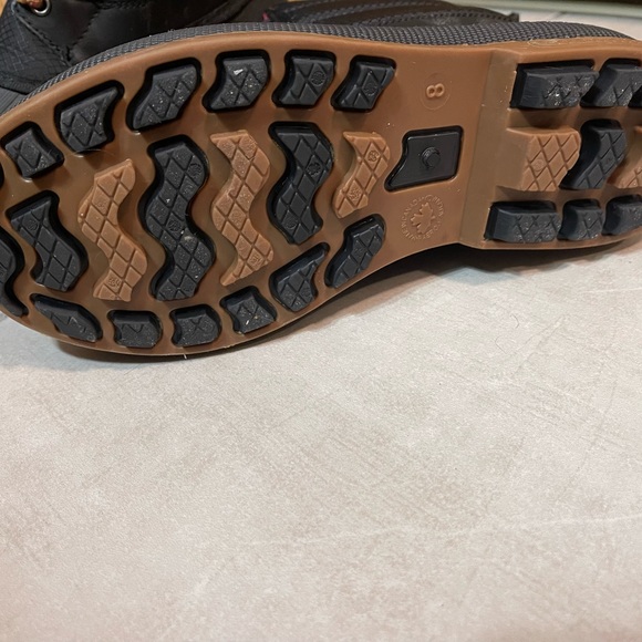 Like new womens waterproof winter boots - Picture 2 of 2